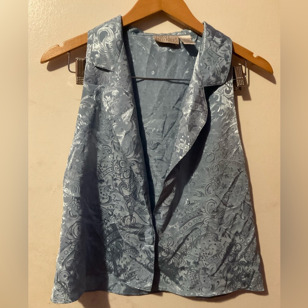 Chance Encounters women’s light blue Paisley Sleeveless Blouse vest size M